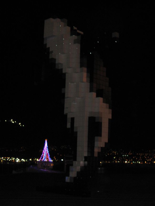 キラキラ輝いていたシャチの像。