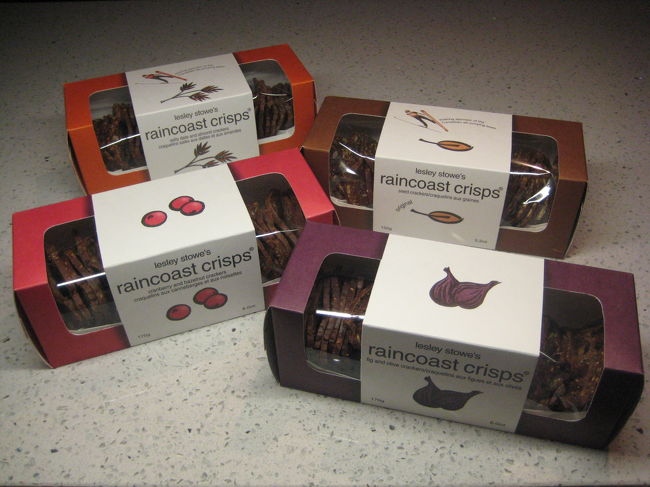 まずはＭＡＲＫＥＴ ＰＬＡＣＥ ＩＧＡで買ったものから。<br /><br />ｌｅｓｌｅｙ ｓｔｏｗｅ’ｓのｒａｉｎｃｏａｓｔ ｃｒｉｓｐｓ。<br />ｏｒｉｇｉｎａｌ、<br />ｓａｌｔｙ ｄａｔｅ ａｎｄ ａｌｍｏｎｄ、<br />ｆｉｇ ａｎｄ ｏｌｉｖｅ、<br />ｃｒａｎｂｅｒｒｙ ａｎｄ ｈａｚｅｌｎｕｔ<br />の４種類、各＄６．９９。<br /><br />バンクーバーで作られているクラッカーらしいです。<br /><br />オリジナルを食べてみましたが、<br />ナッツがぎっしりで素材そのままのシンプルな味。<br />チーズやジャムをのせて食べても美味☆