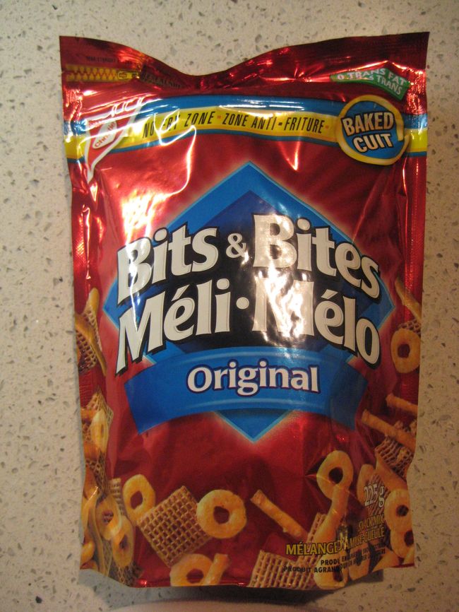 ＫＲＡＦＴのＢｉｔｓ＆Ｂｉｔｅｓ。<br />Ｏｒｉｇｉｎａｌ、<br />Ｃｈｅｄｄａｒ、<br />Ｂａｒｂｅｃｕｅ<br />の３種類購入、各＄２．３８。<br /><br />プレッツェルやクラッカーが４種類混ざったスナック。<br />いろいろな食感が楽しめて、美味しかったです☆<br />でもちょっと味が濃いかな；<br />