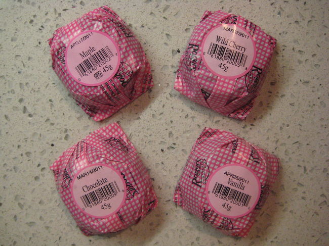 ＵＲＢＡＮ ＦＡＲＥで買ったもの。<br /><br />Ｒｏｇｅｒｓ’Ｃｈｏｃｏｌａｔｅｓの<br />Ｖｉｃｔｏｒｉａ Ｃｒｅａｍｓ。<br />Ｃｈｏｃｏｌａｔｅ、<br />Ｖａｎｉｌｌａ、<br />Ｍａｐｌｅ、<br />Ｗｉｌｄ Ｃｈｅｒｒｙ<br />の４種類、各＄２．７。