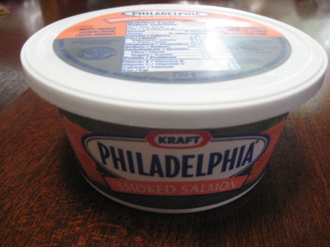 ＫＲＡＦＴのＰＨＩＬＡＤＥＬＰＨＩＡ<br />ＳＭＯＫＥＤ ＳＡＬＭＯＮ＄４．４９。<br /><br />スモークサーモンのクリームチーズ。<br />これ、美味しいんですよ〜。<br />お気に入り☆☆☆日本でも売って欲しい！