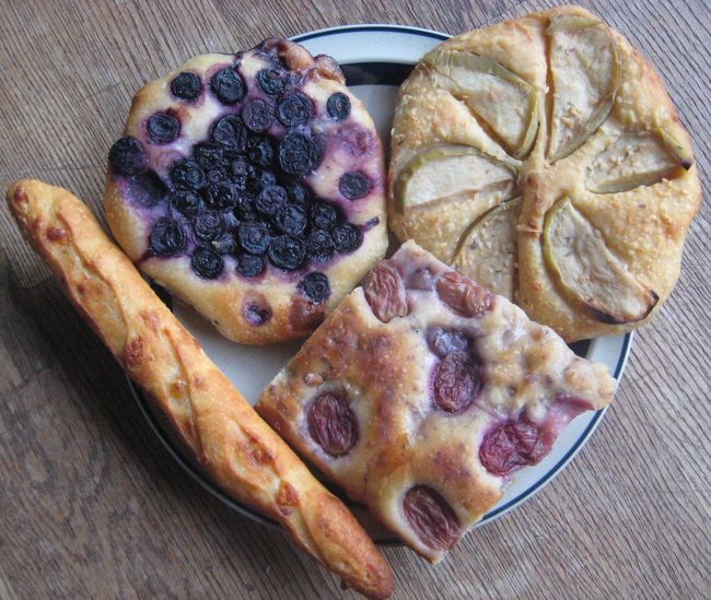 ＴＥＲＲＡ ＢＲＥＡＤＳで買ったもの。<br /><br />ｇｒａｐｅ ｂｒｅａｄ＄２．７５、<br />ｂｌｕｅｂｅｒｒｙ ｂｒｅａｄ＄２．７５、<br />ａｐｐｌｅ ｆｏｃｃａｃｉａ＄２．７５、<br />ｃｈｅｅｓｅ ｓｔｉｃｋ＄１<br /><br />どれも美味しかったです☆オススメ。