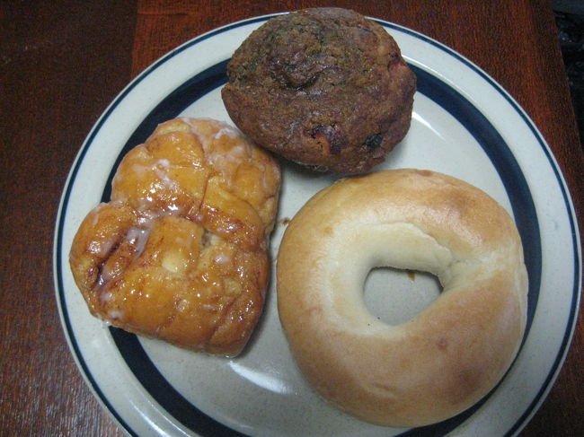 Ｐｌａｎｅ Ｂａｇｌｅ、<br />Ａｐｐｌｅ Ｆｒｉｔｔｅｒ、<br />Ｃｒａｎｂｅｒｒｙ Ｂｒａｎ Ｍｕｆｆｉｎ。<br /><br />レシートが無くて値段がわかりません；<br />＄３しなかったような。。<br /><br />マフィンが美味しかったです♪