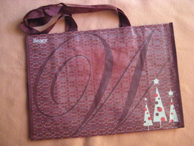 最後はＳｅａｒｓで買った<br />クリスマスツリーのエコバッグ＄０．９９。<br /><br />渋い赤色と、シンプルなデザインに惹かれて購入☆