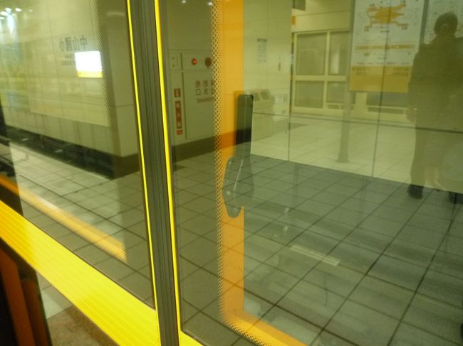 ホームにある乗車ドアに窓のような鍵がついていました。<br /><br />