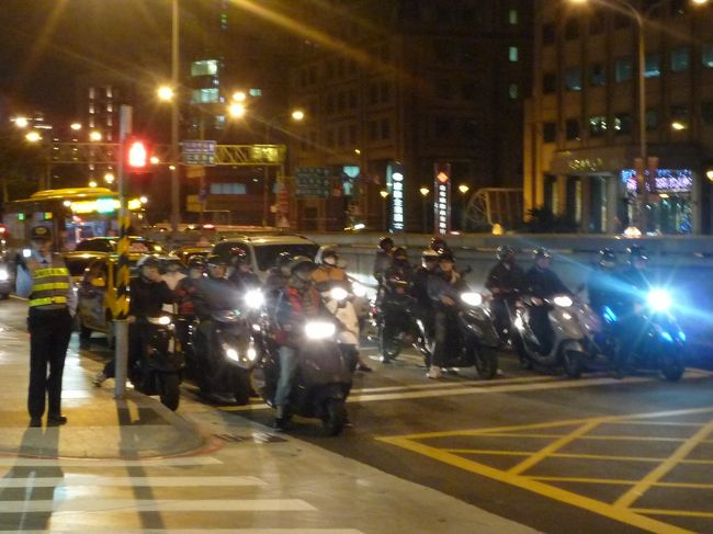 それにしても台湾はバイク。。。というよりスクーター率高し。<br /><br />た〜くさん並んでいました。