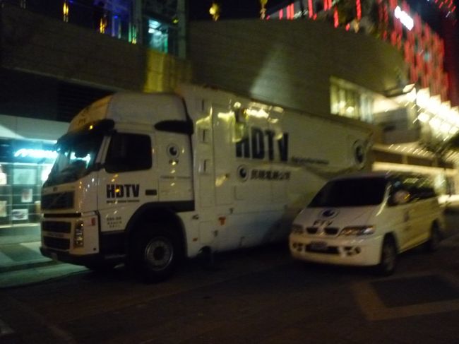 駅前にはテレビ局の車？？