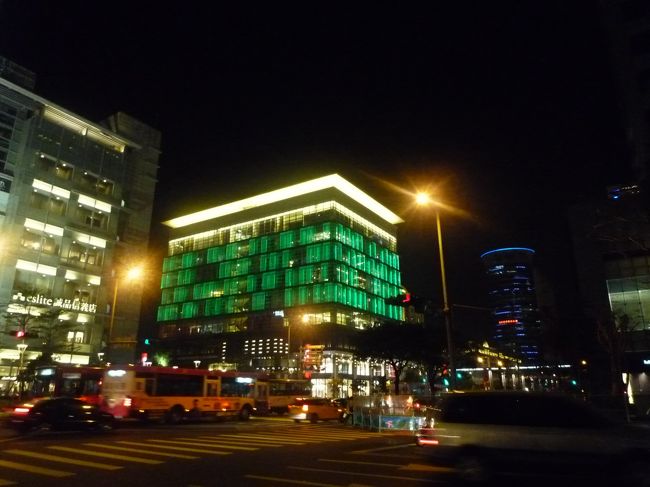 こんなきれいな建物も。