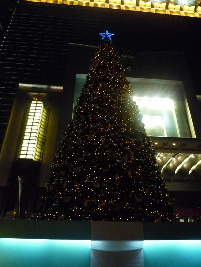 台北101のまえにも当然、ツリー。<br /><br />台湾に行ってまず思ったことはクリスマスツリーが多いこと。<br />そして多くのお店の店員さんがクリスマス仕様の衣装になってること。<br /><br />店員さん、ハッピーだな〜と思いながら買い物、食事をするのでした　笑