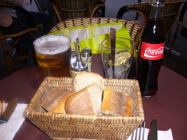 私はコーラ、旦那はビール。<br />あと、付け合わせのパン。