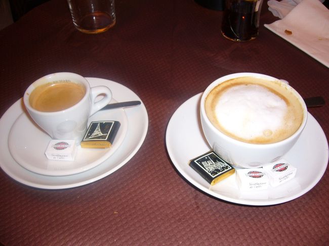 まだ外は暗くならないので、<br />コーヒーを飲んで、まったりしてました。<br />コーヒーにはチョコレートがついてました。<br />こういうのって、すっごい嬉しかったりします。<br />全部で６８．３０ユーロでした。