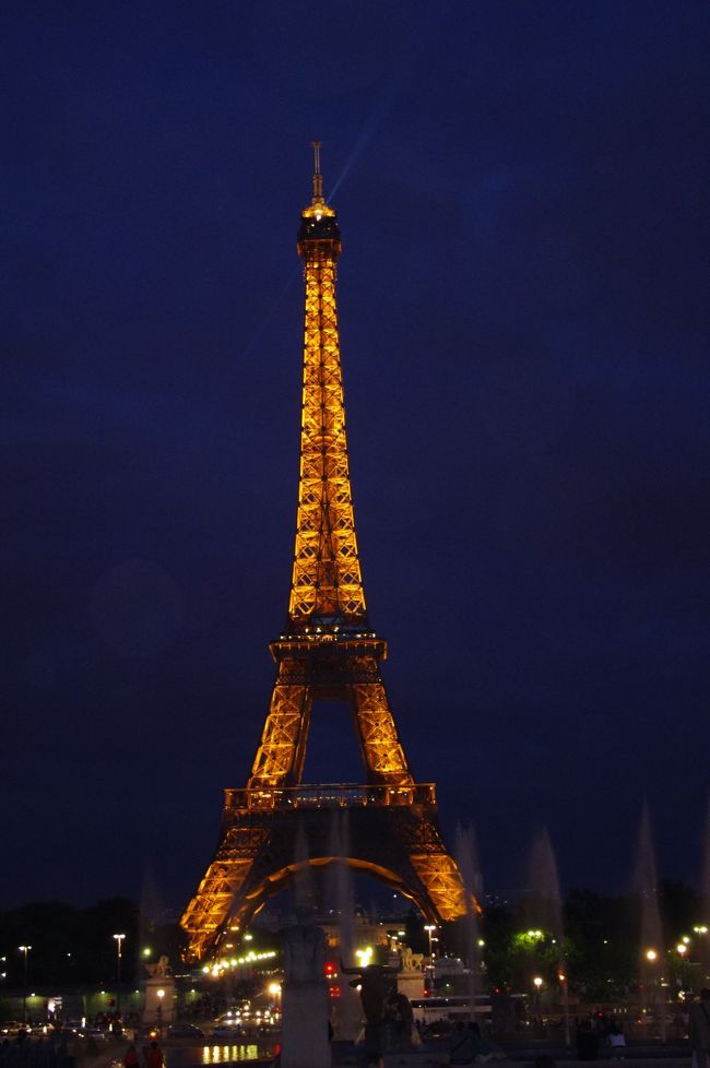 噴水とエッフェル塔。