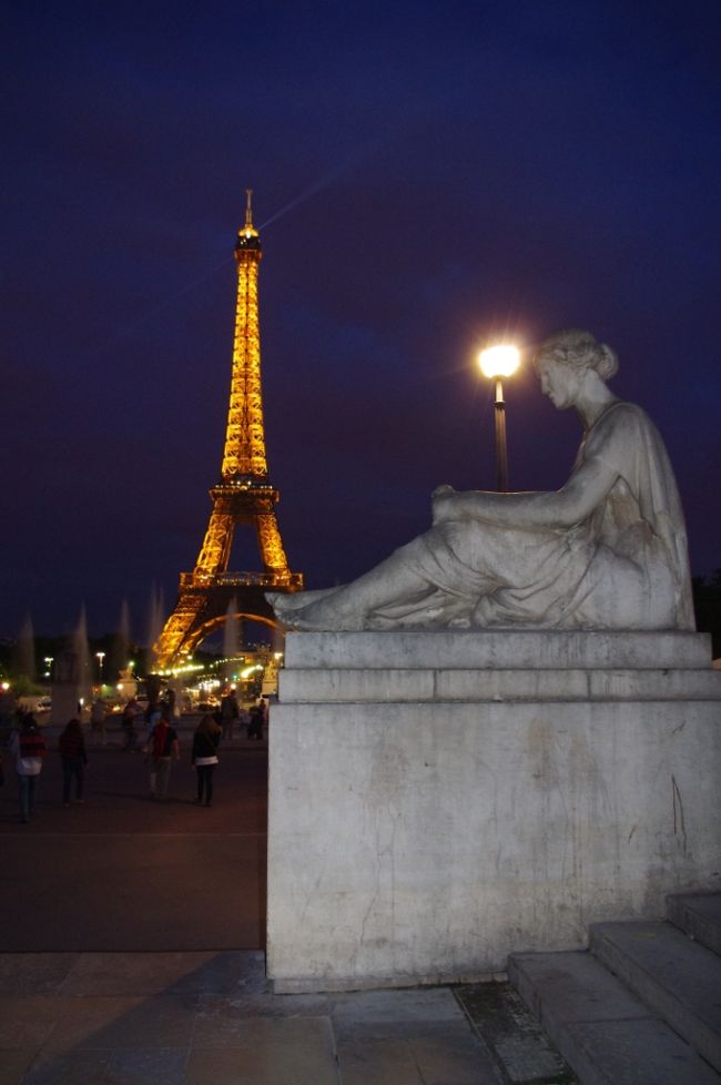 女性の像とエッフェル塔その１。