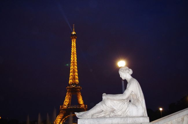 女性の像とエッフェル塔その２。