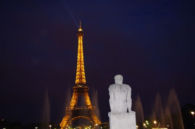 こちらは男性の像。