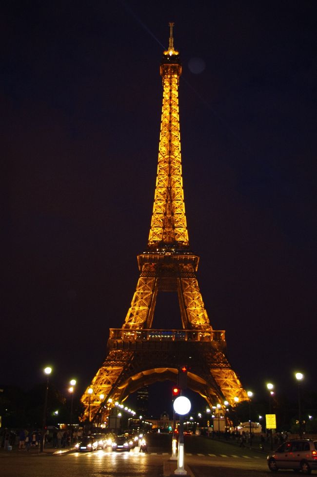 空も真っ暗になったので、<br />ますますエッフェル塔が夜空に映えます。