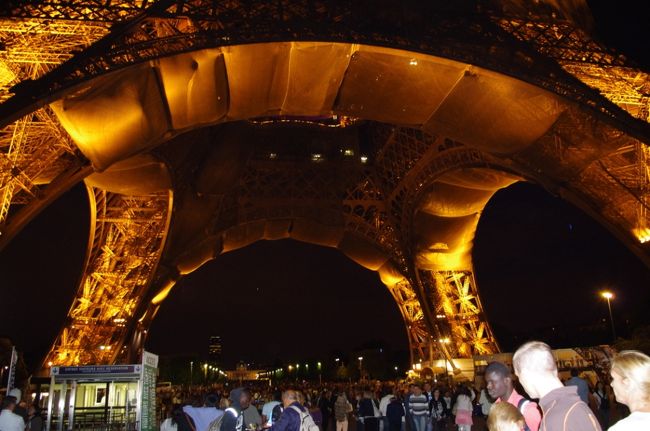 エッフェル塔の下の部分。