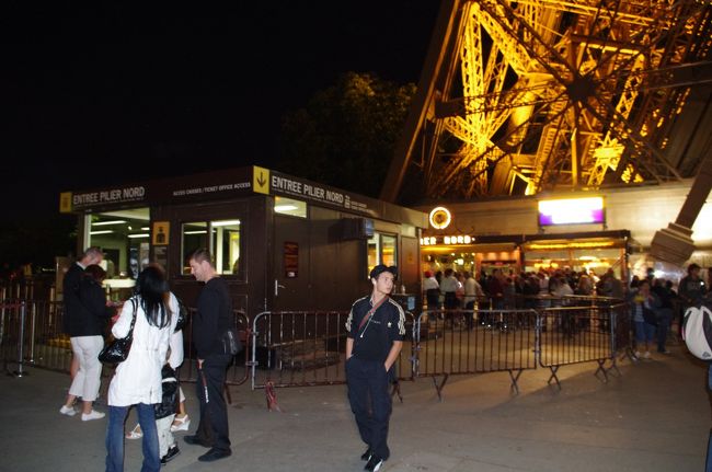 さてと、展望台に上るため、並びます。<br />入場券を買うまでに、３０分程度かかりました。<br />第３展望台までは、１３．１０ユーロ。