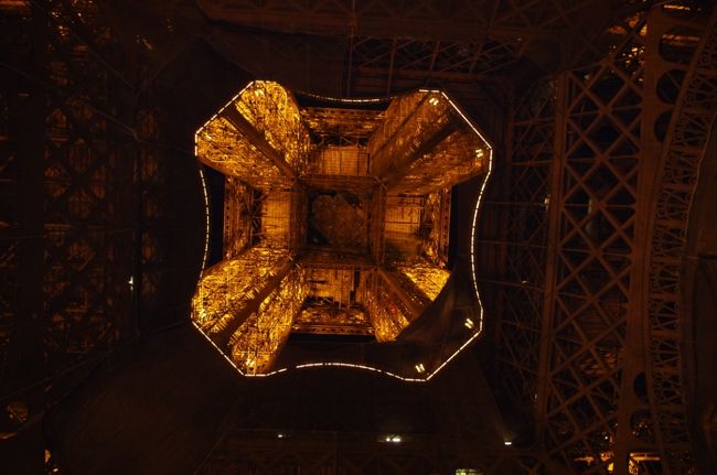 エッフェル塔を真下から見るとこんな感じ。<br />鉄骨が複雑に組まれているのは、<br />強風に対する耐久性を強めるためだそうです。