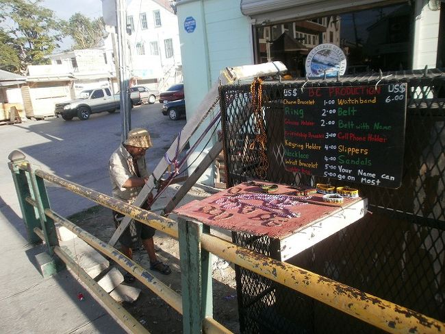 ラスタカラーのミサンガをつくるレゲエのおじさん