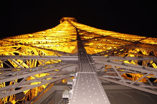 第３展望台に上るため、<br />エレベーターに並びます。<br />ここでもまた１時間位並びました。<br />しかも超寒くて、凍えそうでした。<br />この時すでに１２時を回ってました。<br />海外でこんなに遅くまでフラフラしてたの初めてだわ。