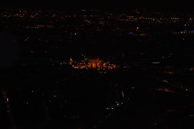 凱旋門もライトアップされてます。