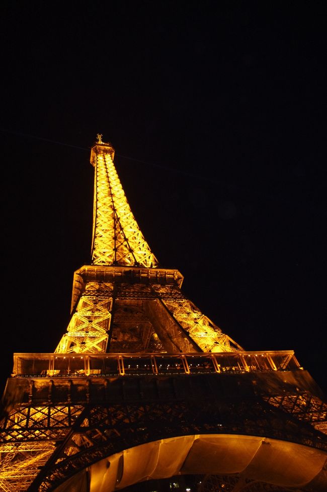 エッフェル塔もこれで見納めです。<br />またね、エッフェル塔、