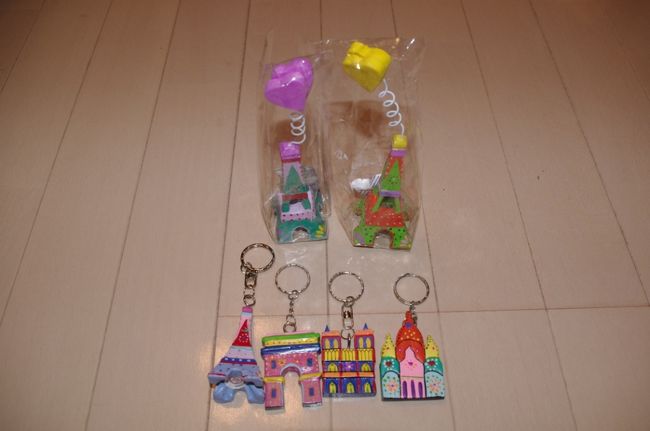 先ほど見つけたかわいい雑貨店で買ったもの。<br />キーホルダーと、エッフェル塔の写真たて（左側）。<br />右側のエッフェル塔の写真たては、<br />サクレクール寺院近くの、<br />PYLONEで購入。