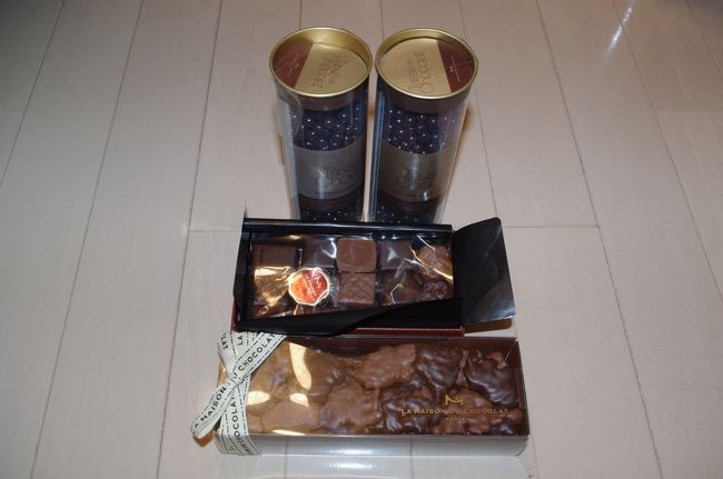 メゾン・デュ・ショコラで買ったもの。<br />上の二つはホットチョコレートの素。<br />そのまま食べてもおいしいです。<br />真ん中のは色々なチョコの詰め合わせ。<br />一番下のは、ナッツ入りです。