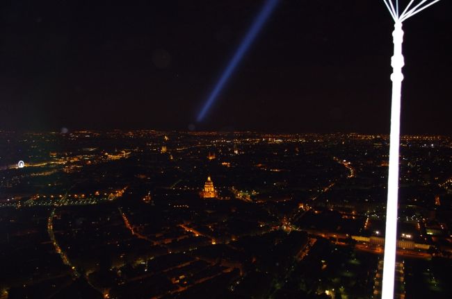 エッフェル塔からは、青い光が出ていました。