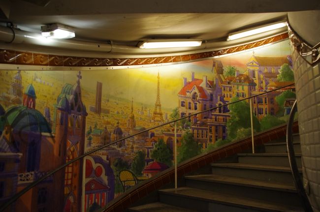 １２号線に乗り換えて、Abbesses駅に到着。