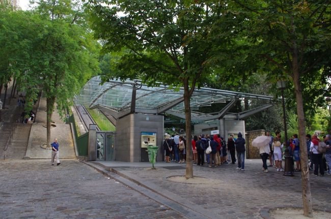 サクレクールは、ここサン・ピエール広場<br />の上にあります。<br />ケーブルカーで上に上ることもできます。<br />