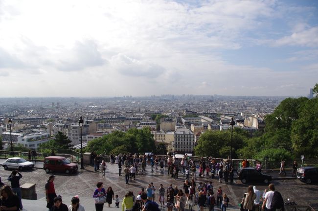 サクレ・クール寺院は、<br />パリ中心部よりり１００Ｍ程高い丘に建っているため、<br />眺めがいいんです。