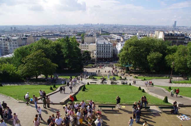 寺院の前の階段で、<br />パリの街並みを眺めながら、<br />のんびりと座って過ごすのが、<br />またいいんです。