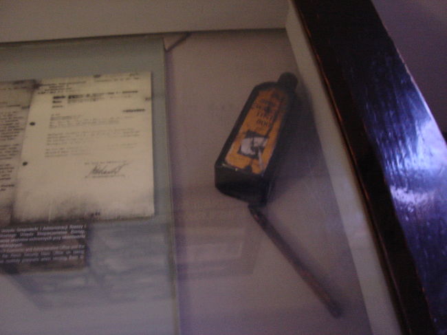 第6ブロック内：囚人刺青用の墨<br /><br />囚人番号が刺青されたのは、アウシュビッツ収容所だけだった。囚人たちは逮捕内容と収容所に連行された理由によって、色別の三角形のワッペンで識別された。それは囚人番号と一緒に、囚人服に付けなければならなかった。