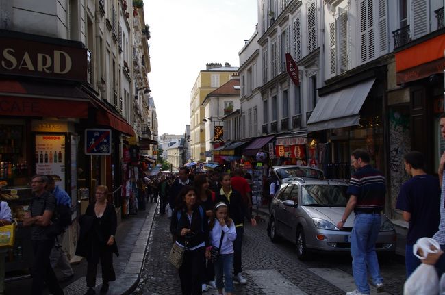 こちらの道のが、観光客向けのお土産屋さんが<br />沢山ありました。