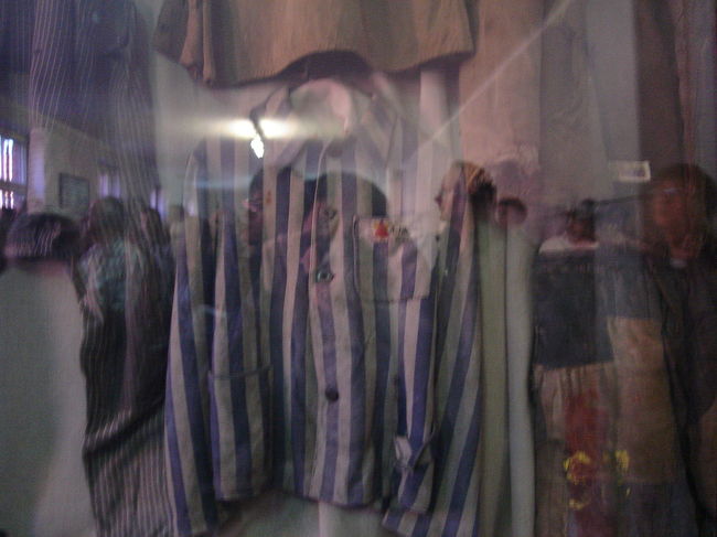 第6ブロック内：囚人服<br /><br />囚人の大半は、政治犯を示す赤のワッペンを付けていた。縞模様の囚人服は生地が薄く、寒さから囚人を守ることができなかった。下着は週週間または数か月おきに着替えをもらえることができたが、囚人はそれを洗濯することはできなかった。そして、それは色々な伝染病が流行する原因となった。特に、チフス、カイセンが流行していた。<br />