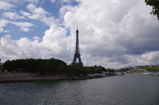 続いて、セーヌ川クルーズをするため、<br />川沿いにやってきました。