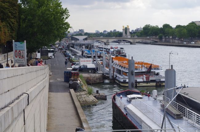 セーヌ川を巡るクルーズ船は３種類あり、<br />私たちはAlma Marceau駅から５分程の所に乗り場のある、<br />バトー・ムッシュに乗船。