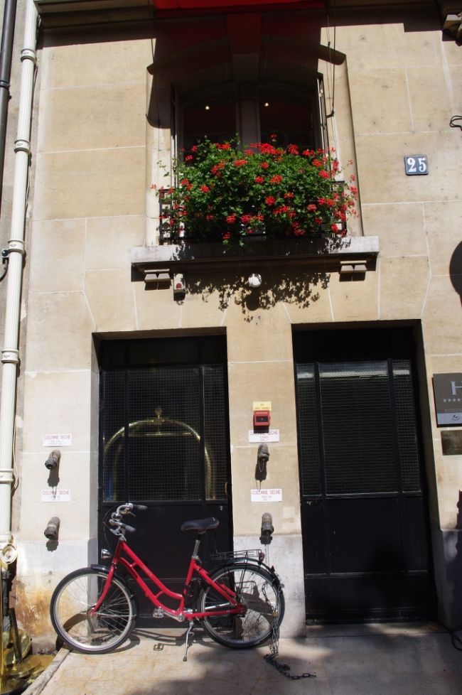 赤い自転車が絵になります。