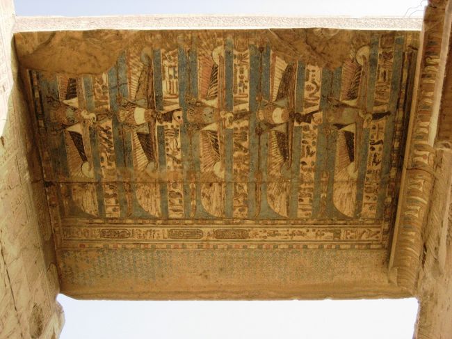 ↑2000年前頃建てられたのに色が残ってる神殿の天井部分 <br /><br />ナイル川下りには、民族衣装ガラペーヤを着てのパーティーが付きもの。<br />それを当て込んで船に戻る前の桟橋沿いにはガラペーヤ屋が並ぶ。 <br />コスプレ好きの(?)私は、旅前から当然着る気！ <br />が、他の人は着ないんだろうなぁ…なんて思っていたら、皆さん、やる気満々?! 