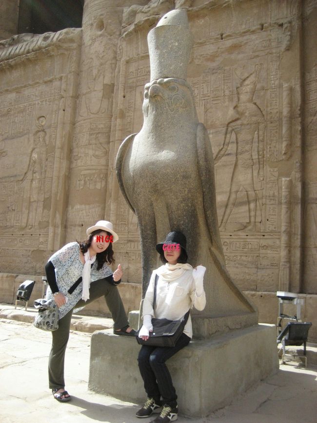 10分ほど乗って、降りる時やっぱりキタっ！「なんかくれ」 <br />旅行会社が払っているからあげなくていいんだけどしつこいのでアメを一個あげたら<br />それなりに納得してくれる。いい歳したおじさんなのに(そこがアラブなのだ) <br /><br />↑これがホルスの神様 <br /><br />ホルス神殿近くの土産屋で、しばし買い物タイム。<br />ここで買わねば後がないガラペーヤ、でもなかなか柄と値段に納得できる物が無い。 <br />