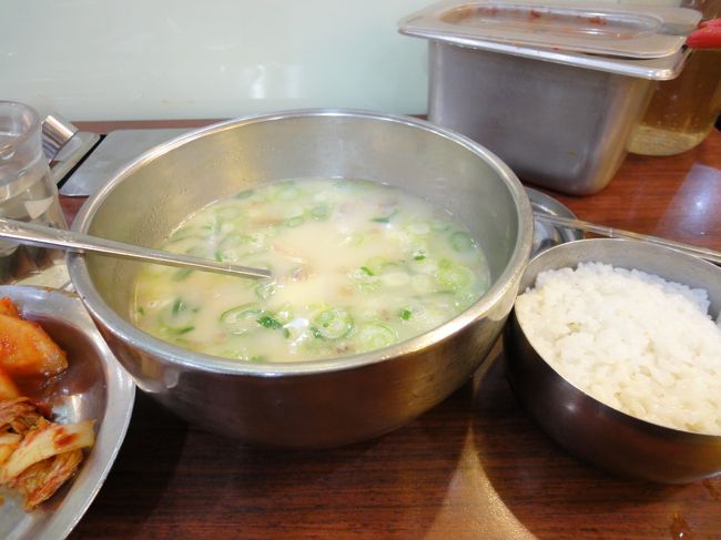 最近フジテレビで、「華麗なる遺産」をやっていたのでソルロンタンがどうしても食べたくて☆<br /><br />２０：００頃でもお客さんでいっぱい。<br />カウンター席でいただきました。<br />今回はソルロンタン（ｗ６，０００）だったけど、<br />次回はマンドゥソルロンタンに挑戦予定。<br />現地の人は、マンドゥソルロンタン率高し！