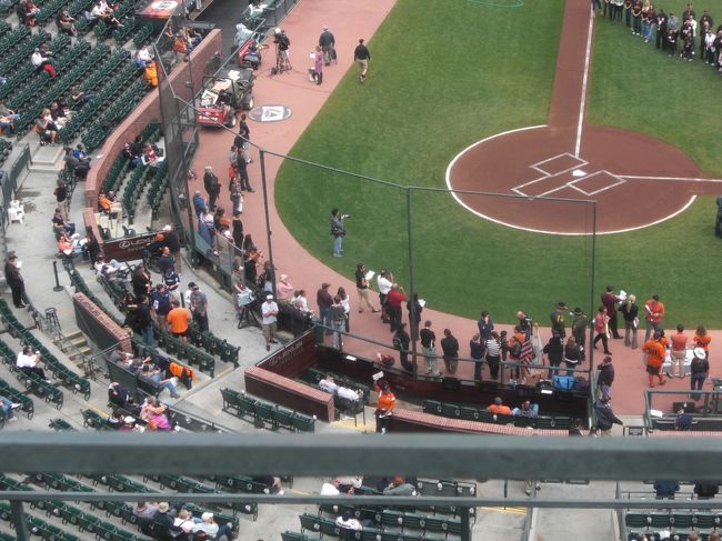 ホームベースとバックネットが近い、近い。<br />バックネットも必要最低限。