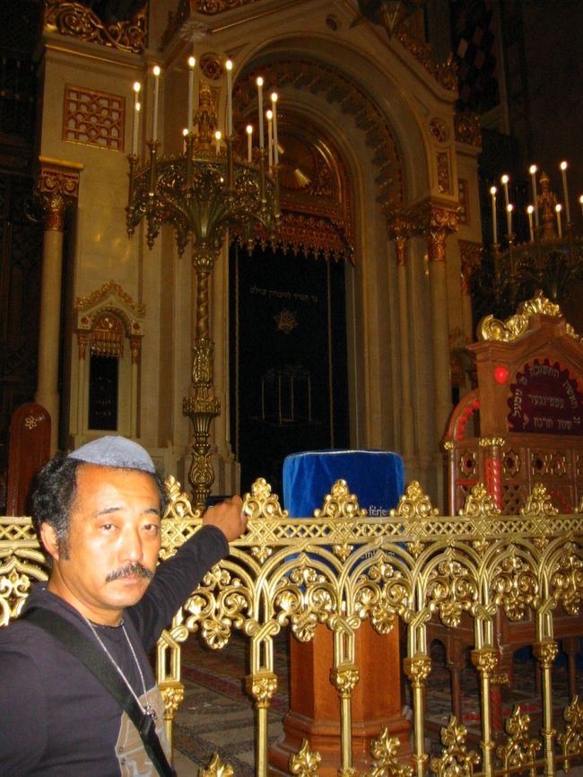 中の様子です。<br />ウッド調で格式ある様子が伺われます。<br />内部は余り明るくない感じでした。