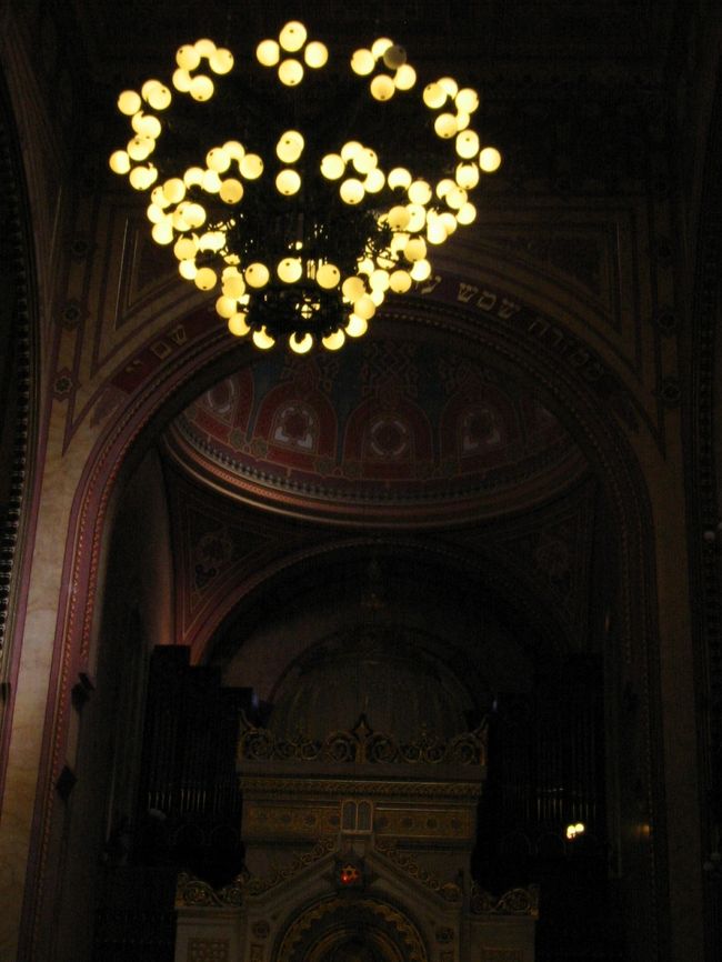 天井にはこんなシャンデリアの様な物が吊る下げられています。