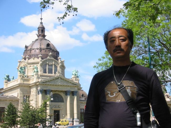 向こうに見えてきたのがセンチェニー温泉です。<br />これが楽しみです。<br />今回のハンガリーでの一番のハイライトイベント！！<br />早速入場したいと思います。<br />何故か足取りが軽い感じです。<br />