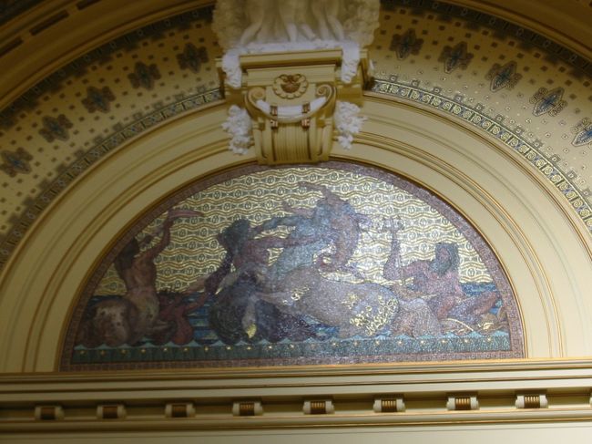 壁もこの通りです。<br />何処かの宮殿なのでは？<br />趣きが違います。<br />チケットを購入して脱衣所へ向かいます。<br />個室タイプです。<br />水着に着替えをしていよいよ温泉です。