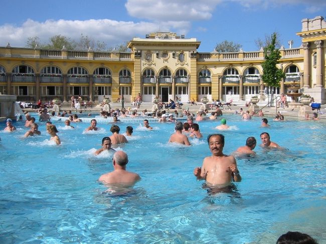 とにかく体が出ていると寒くてたまりません。<br />我慢、我慢です。<br />真ん中に流れるプールの様な処が在りました。<br />物凄い勢いで流れます。<br />暫し楽しみ建て屋のなかのサウナに入りリフレッシュです。