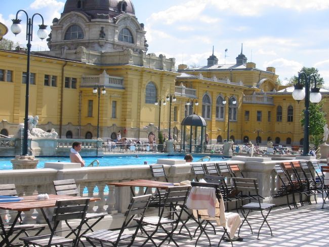 テーブルも並んでいます。<br />ハンガリーの人達は温泉が大好きな人種であると聞きましたがまさにその通りであると感じました。<br />楽しい時間を過ごしました。